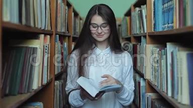 年轻漂亮的女孩穿着白色衬衫和眼镜在大学图书馆挑选书籍阅读